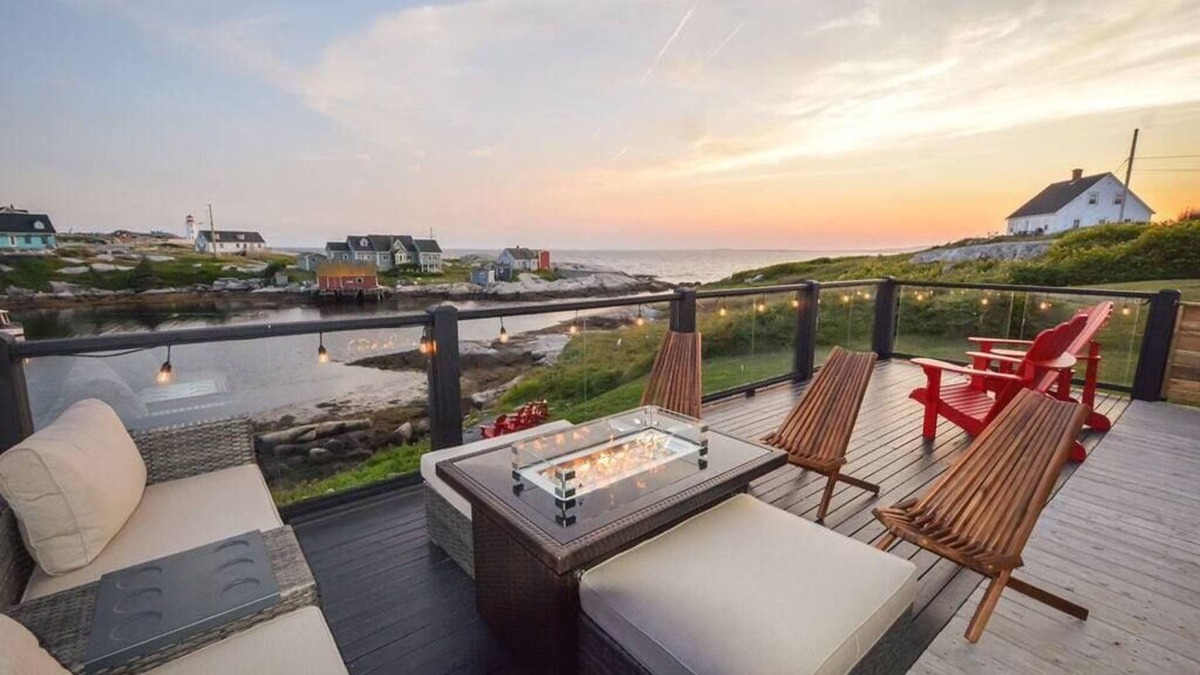 Peggy's Cove House | Peggy's Cove - Modern Home with Lighthouse View