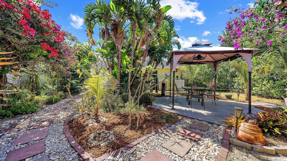 Hobe Sound House | Peggy's Retreat - Bougainvillea Cottage