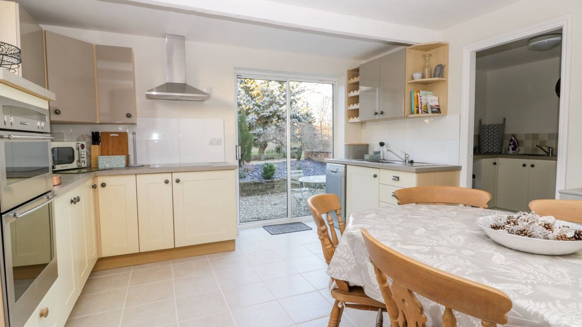 Nettleton Cottage | PELHAM HOUSE COTTAGE, family friendly, with open fire in Caistor