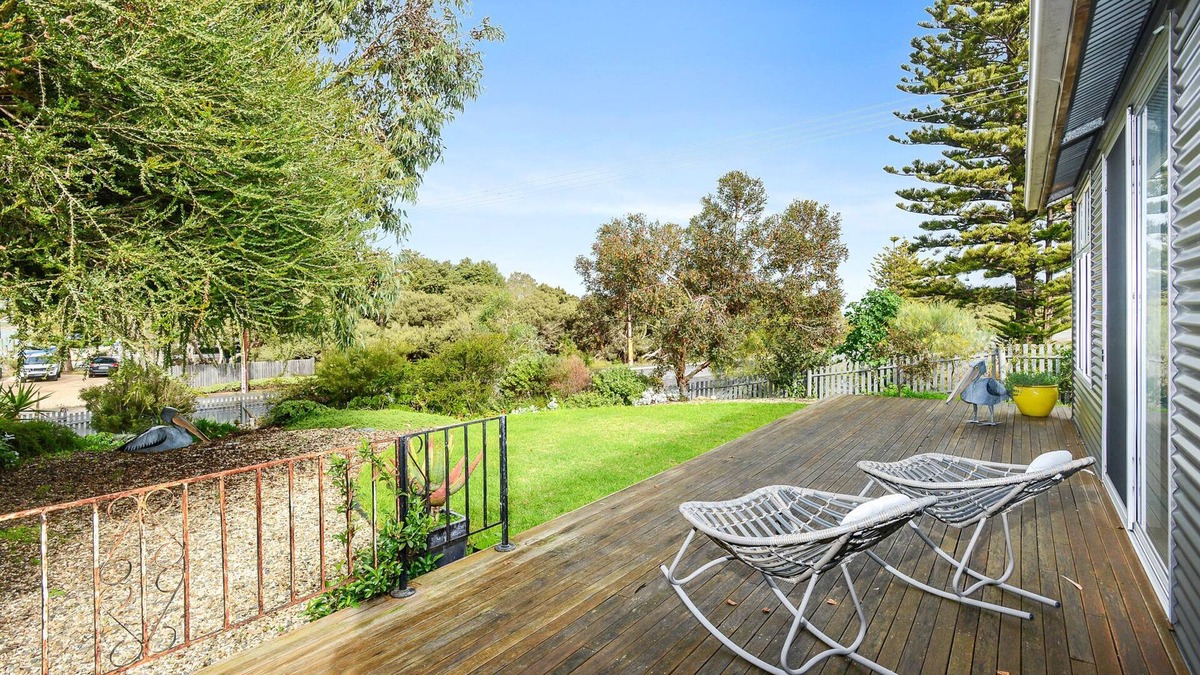 Goolwa North House | Pelican Cottage – Relaxing Riverside Escape, Pet-Friendly, Wood Fireplace, Wi-Fi