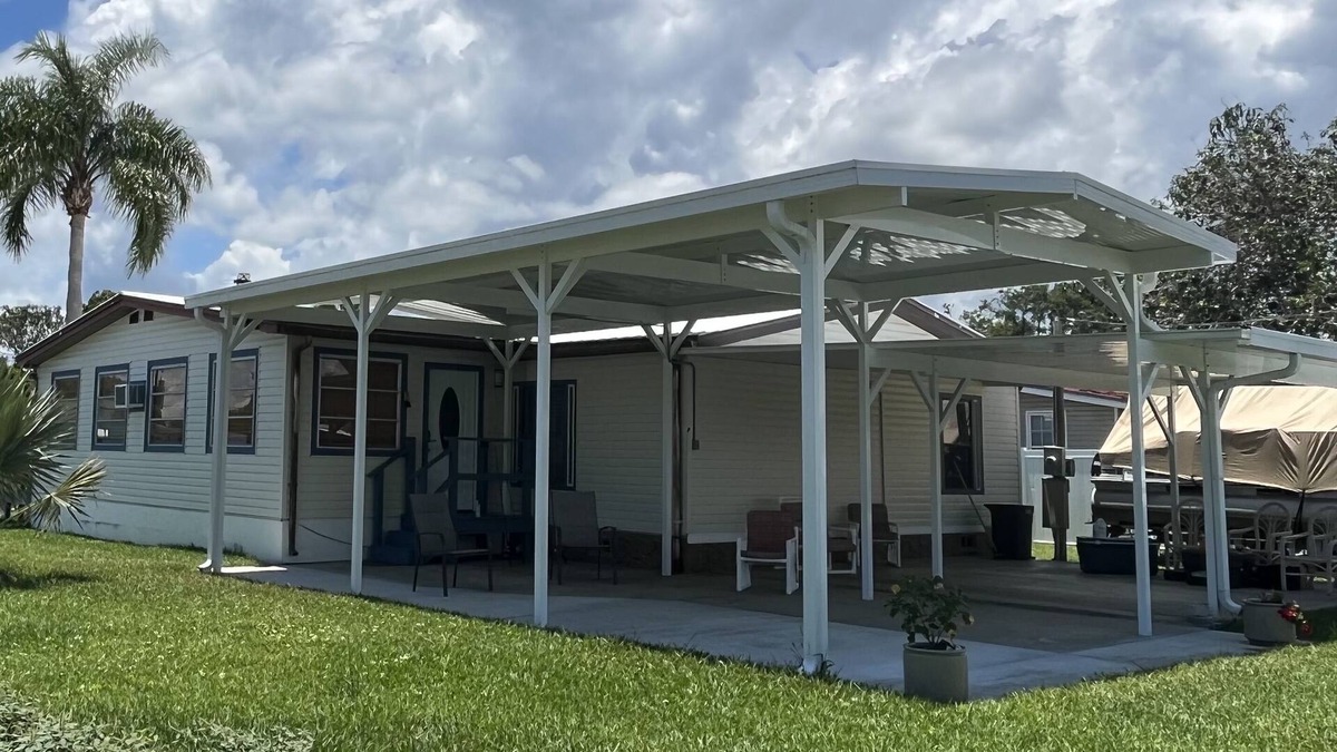 Okeechobee House | Pelican Cove Fishing / Vacation Rental with Private Boat Dock