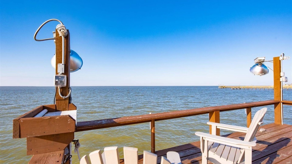 Rockport House | Pelican Point | Pet Friendly, Bay View + Pier!