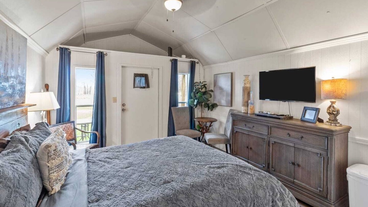 Oil City Apartment | Pelican's Nest~Caddo Lake with Kayaks