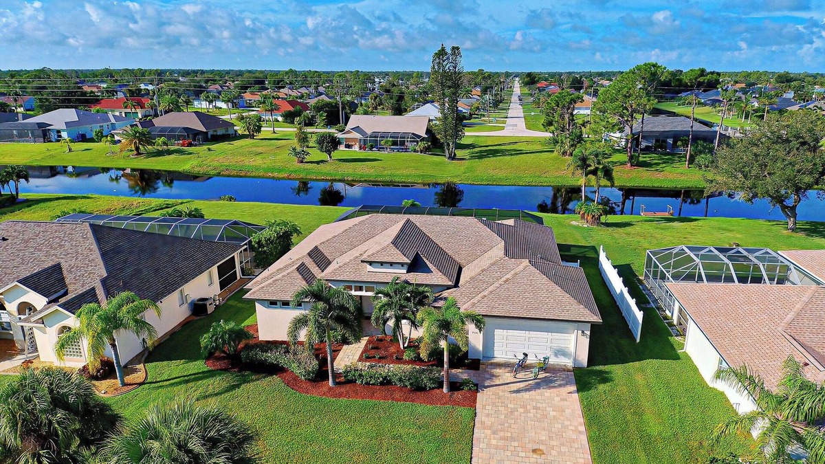 Broadmoor House | Pelican Shores | 2 King Suites | Pool | Jacuzzi | Lounge