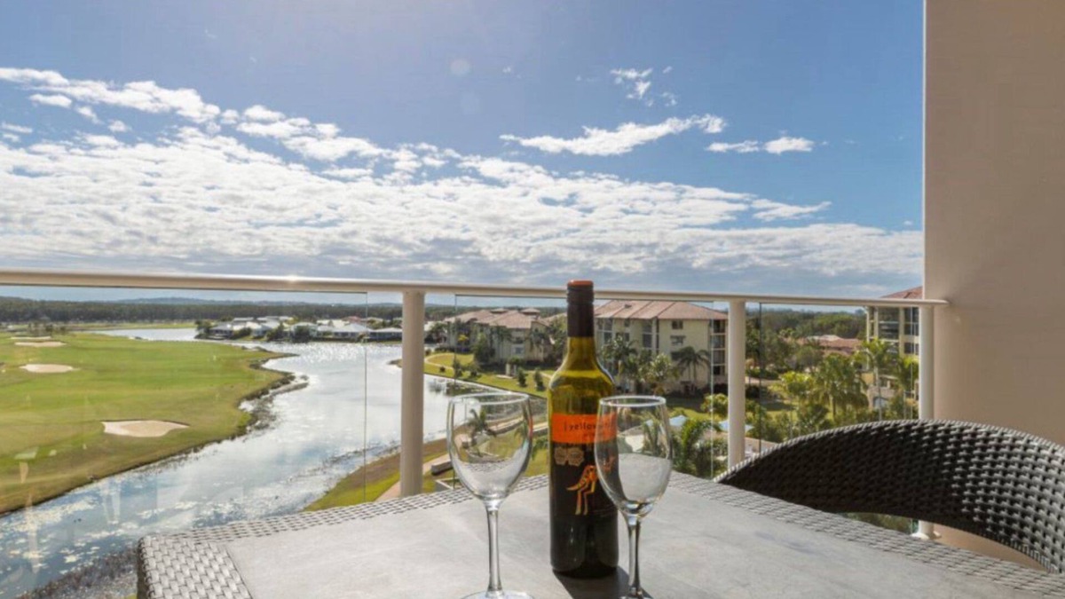 Pelican Waters Apartment | PELICAN WATERS RESORT UNIT 425