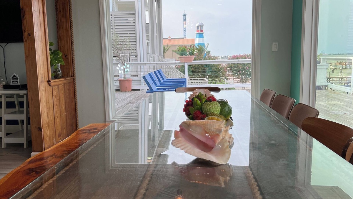 Clear Lake Shores House | Pelicans Landing next to Kemah Boardwalk! Last Minute Rates text 713-425-9109