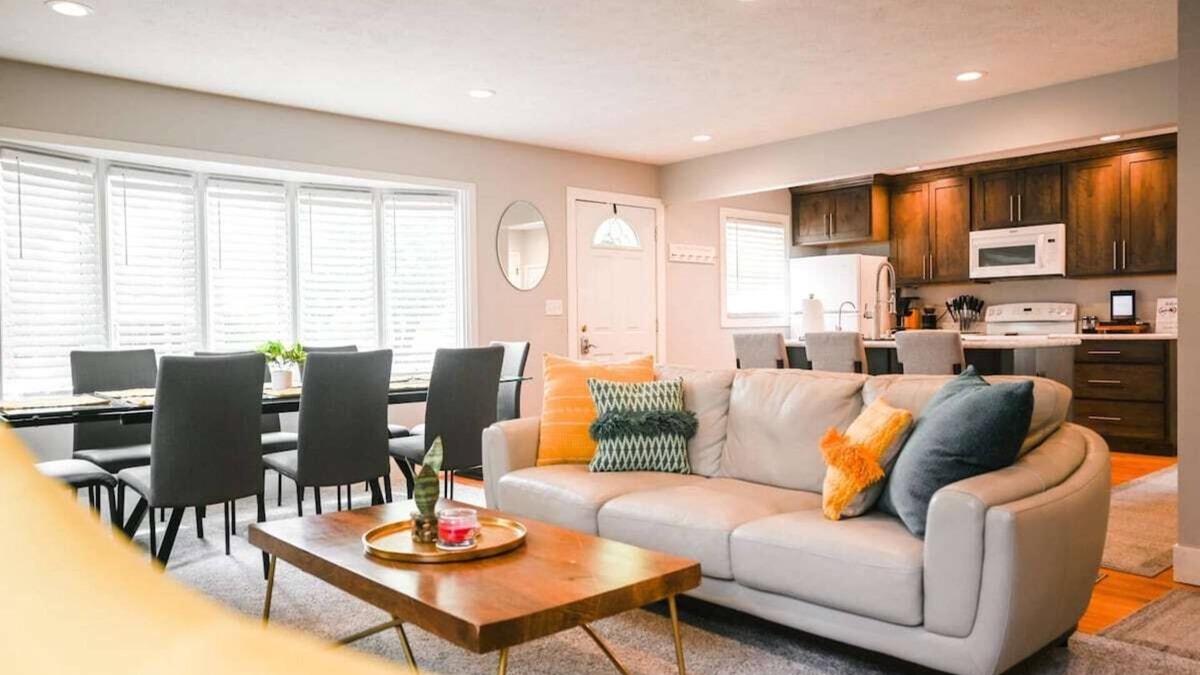 Lincoln House | Peloton House Luxury |Peloton Bike| Large Hot Tub