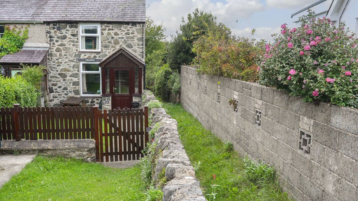 Rhondda Cottage | Pen Dinas