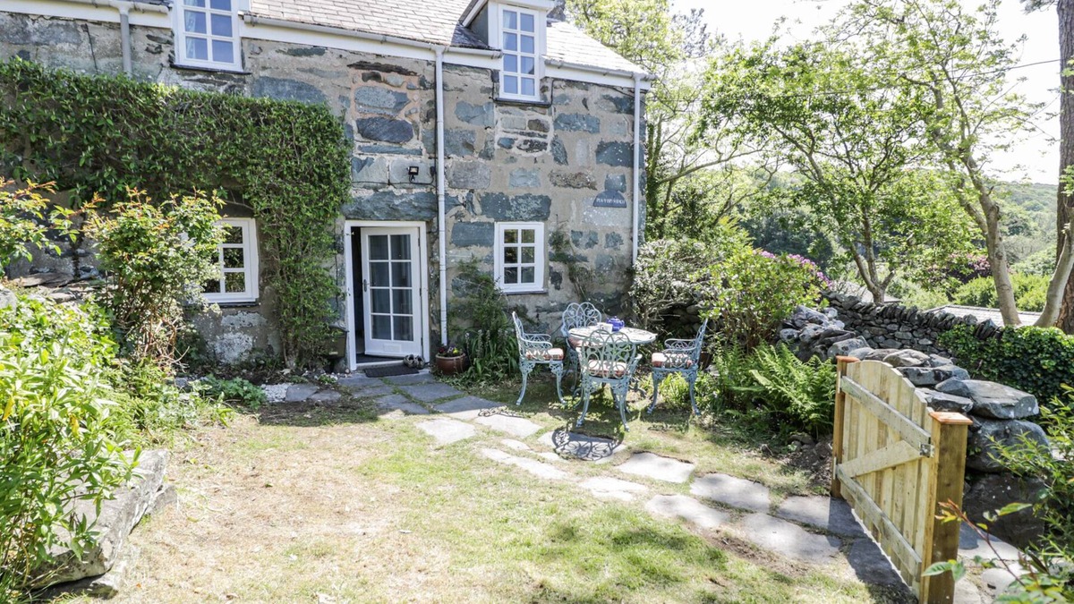 Harlech Cottage | PEN Y BRYN BACH, pet friendly, country holiday cottage in Harlech