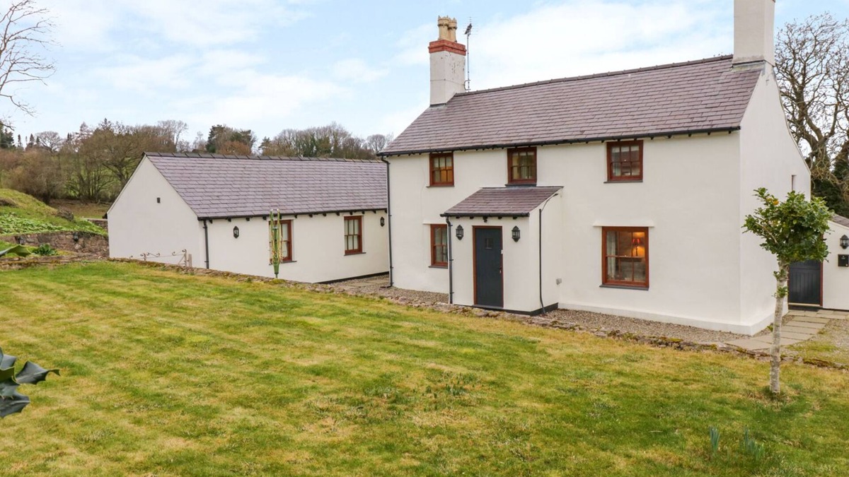 Llandudno Junction Cottage | PEN Y BRYN COTTAGE, pet friendly, with open fire in Llandudno