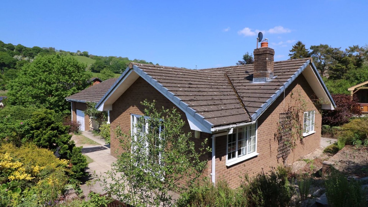 Aberedw House | PEN Y MAES, pet friendly, with hot tub in Builth Wells