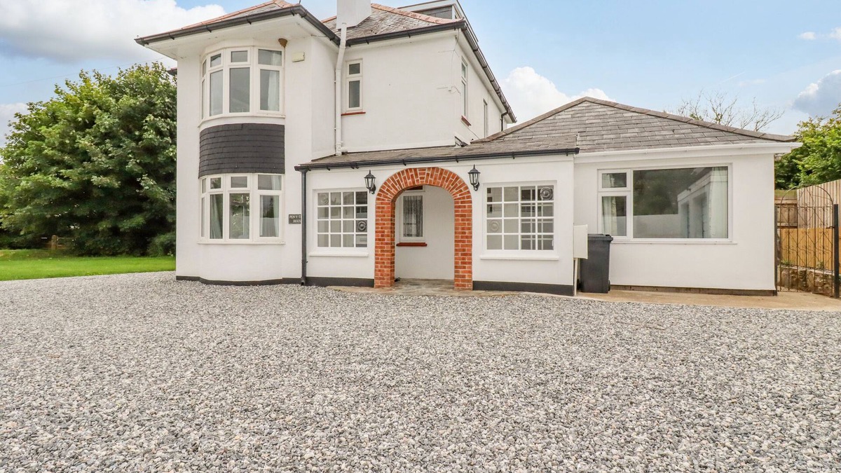 Summercourt Cottage | PEN-Y-THON HOUSE, pet friendly, with hot tub in Summercourt