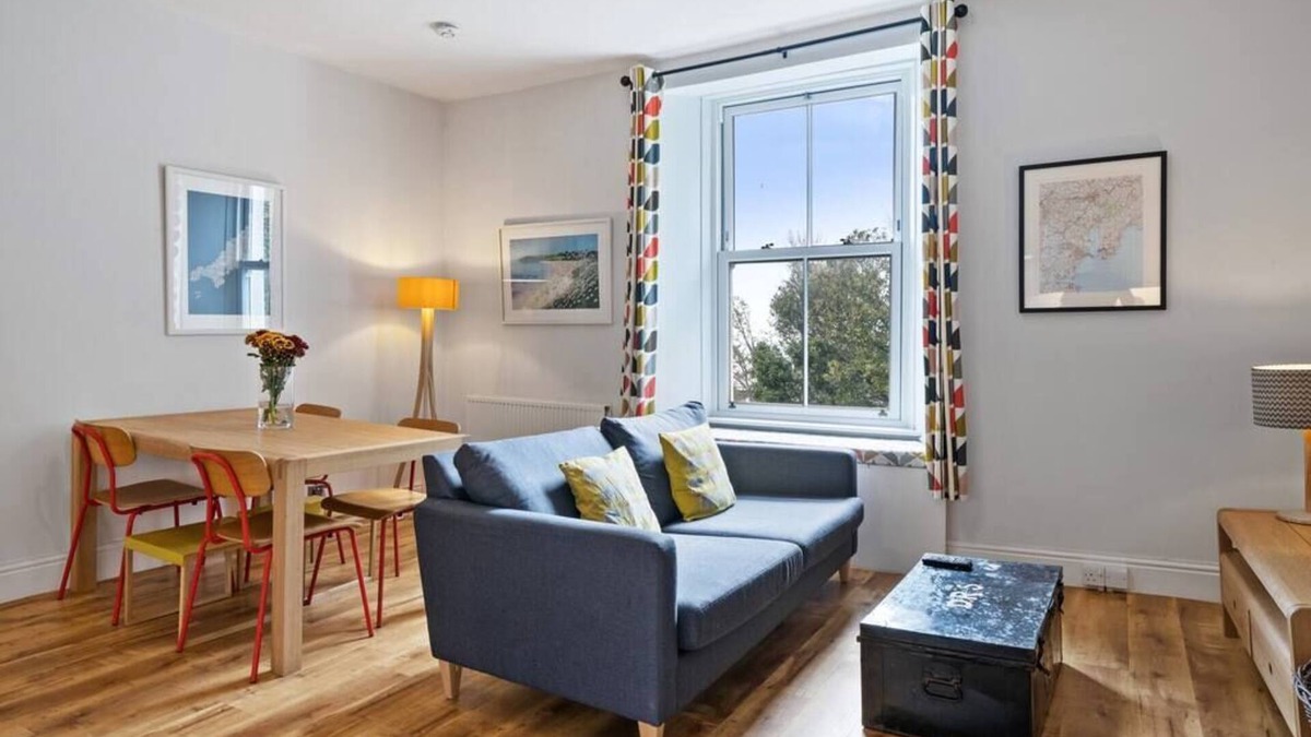 Maenporth Apartment | Pendennis - Bright Victorian flat, sea views, close to beach