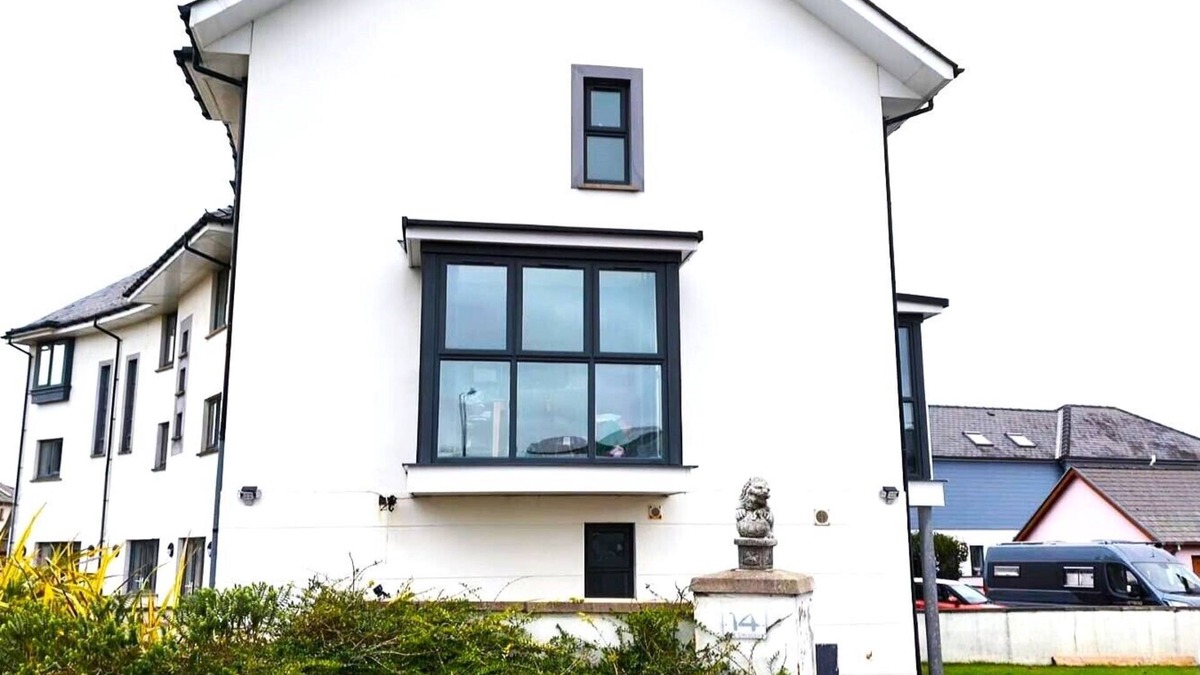 Pembroke Dock House | Penfro sea view- 3 bedrooms available