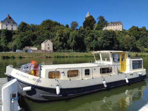 Chateau-Gontier Boat Rental | Penichette cosy couple famille amis ouvriers