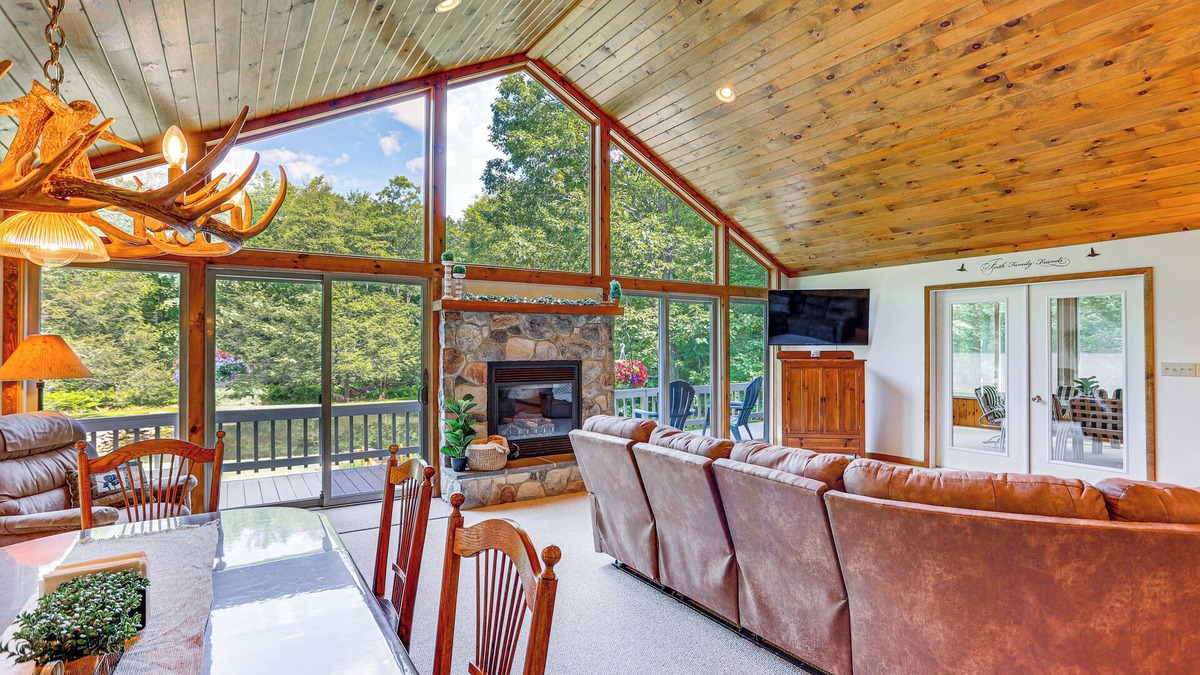 Belleville Cottage | Pennsylvania Cabin Hideaway: Hot Tub & Deck!