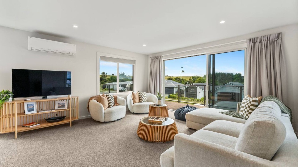 Nukuhau House | Penny Haven - Lake & Mt Tauhara views, family friendly