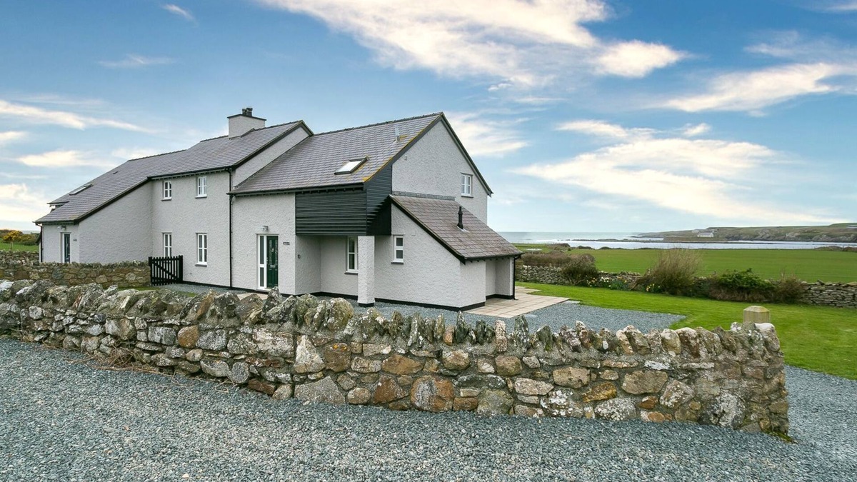 Ty Croes Cottage | Penrhyn Isa Un - an on the beach that sleeps 6 guests in 3 bedrooms