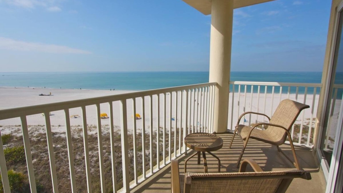 Treasure Island Condo | Penthouse/Beach Front/Free WiFi,Parking/Heated Pool/Gym/Grill/Bar/Beach Equipmen