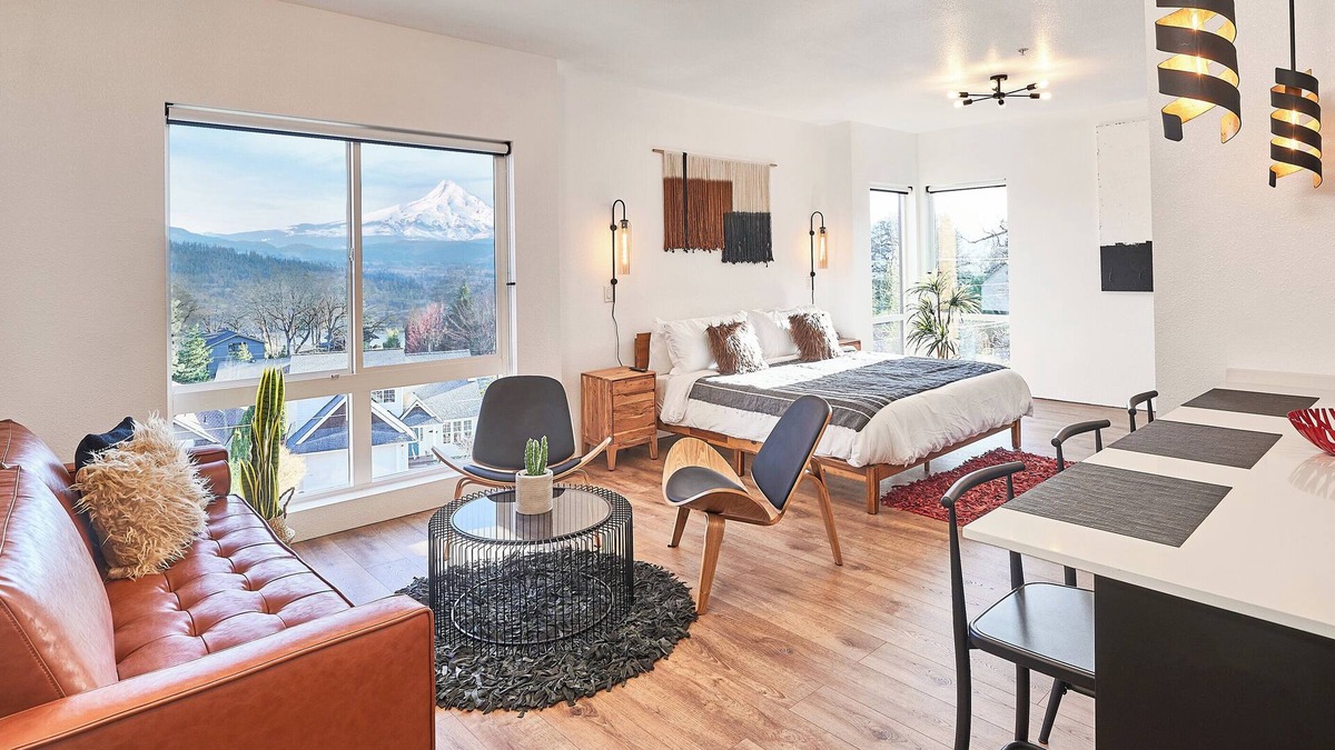 White Salmon Apartment | Penthouse deluxe studio, Mt Hood views, downtown White Salmon, suite 12