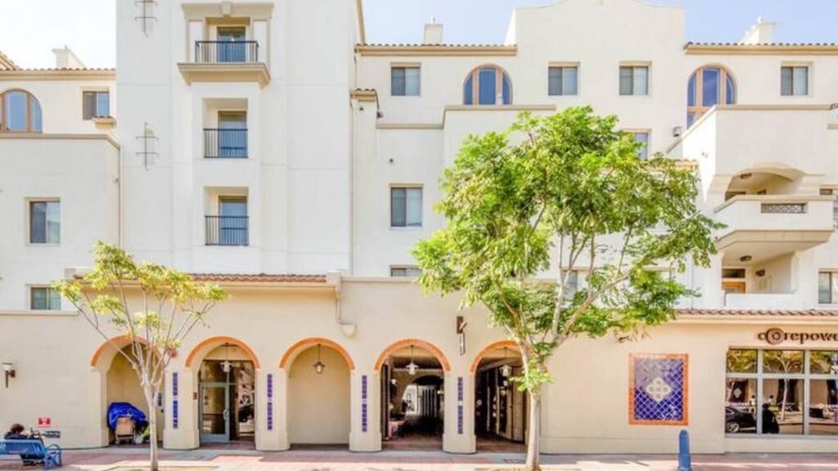 Westwood Apartment | Penthouse Fountain View 2 Bed 2 Bath Apartment G19