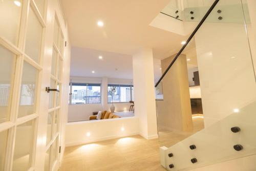 Spring Hill Apartment | Penthouse - Luxury 2 Storey -3 Bedroom Sky home!