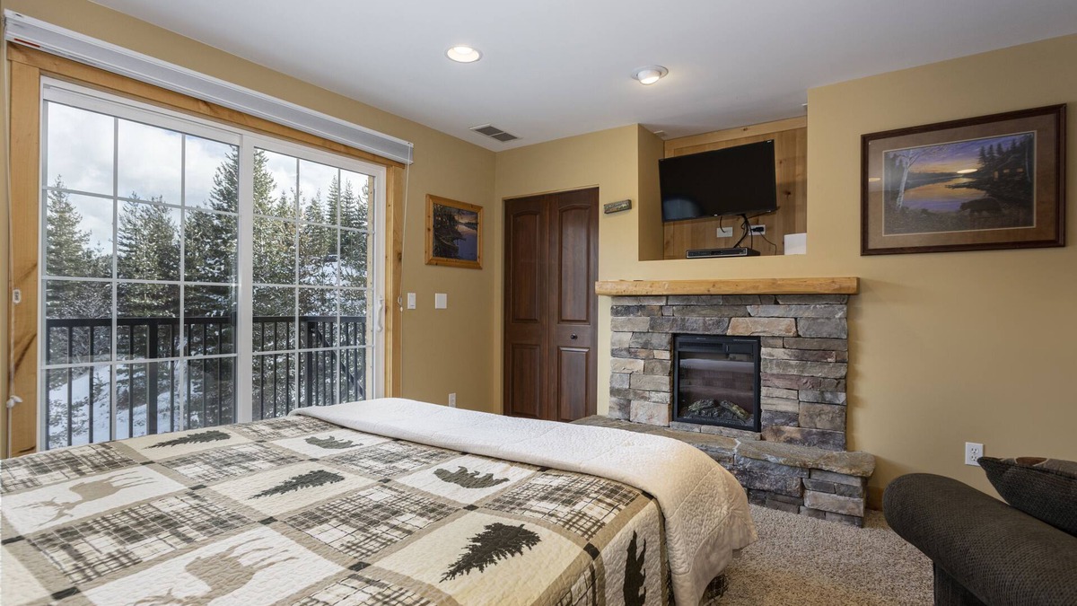 Kellogg Condo | Penthouse Studio w/Mtn Sunrise Views; Near Silver