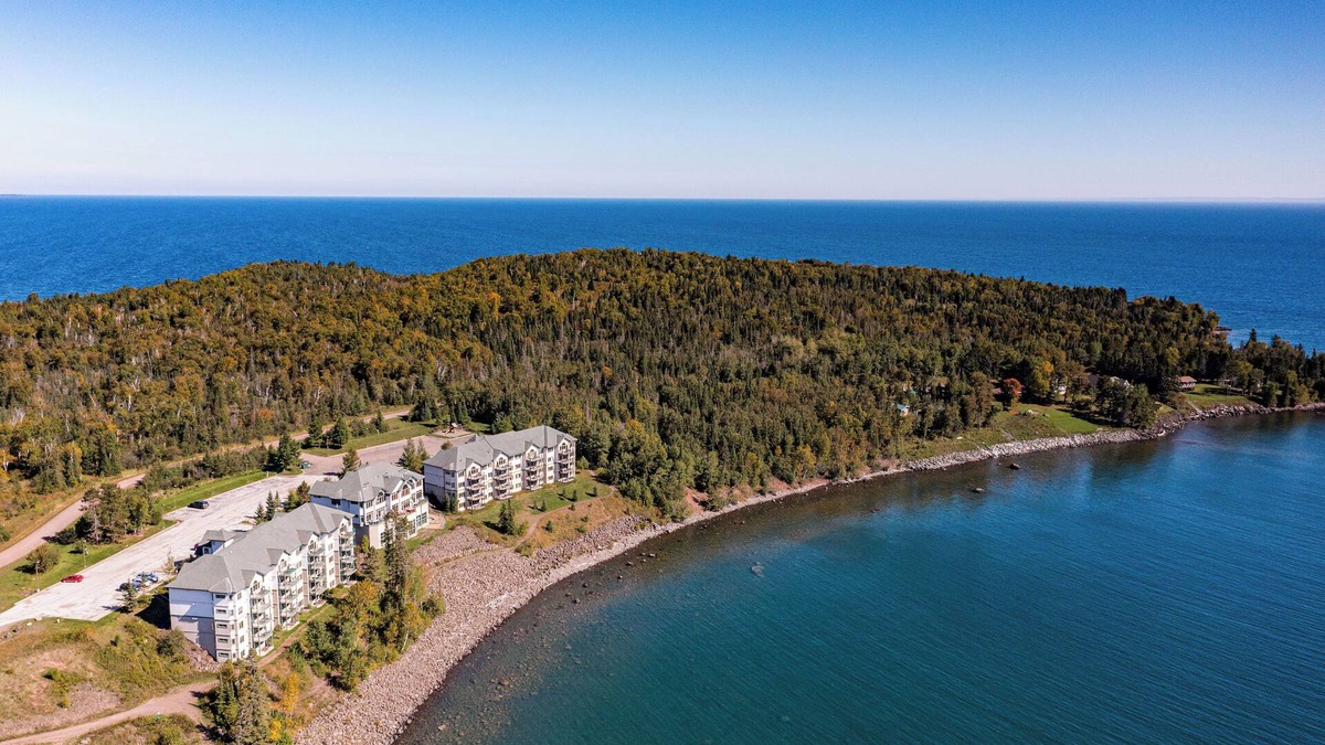 Two Harbors Condo | Penthouse w/pool & hot tub