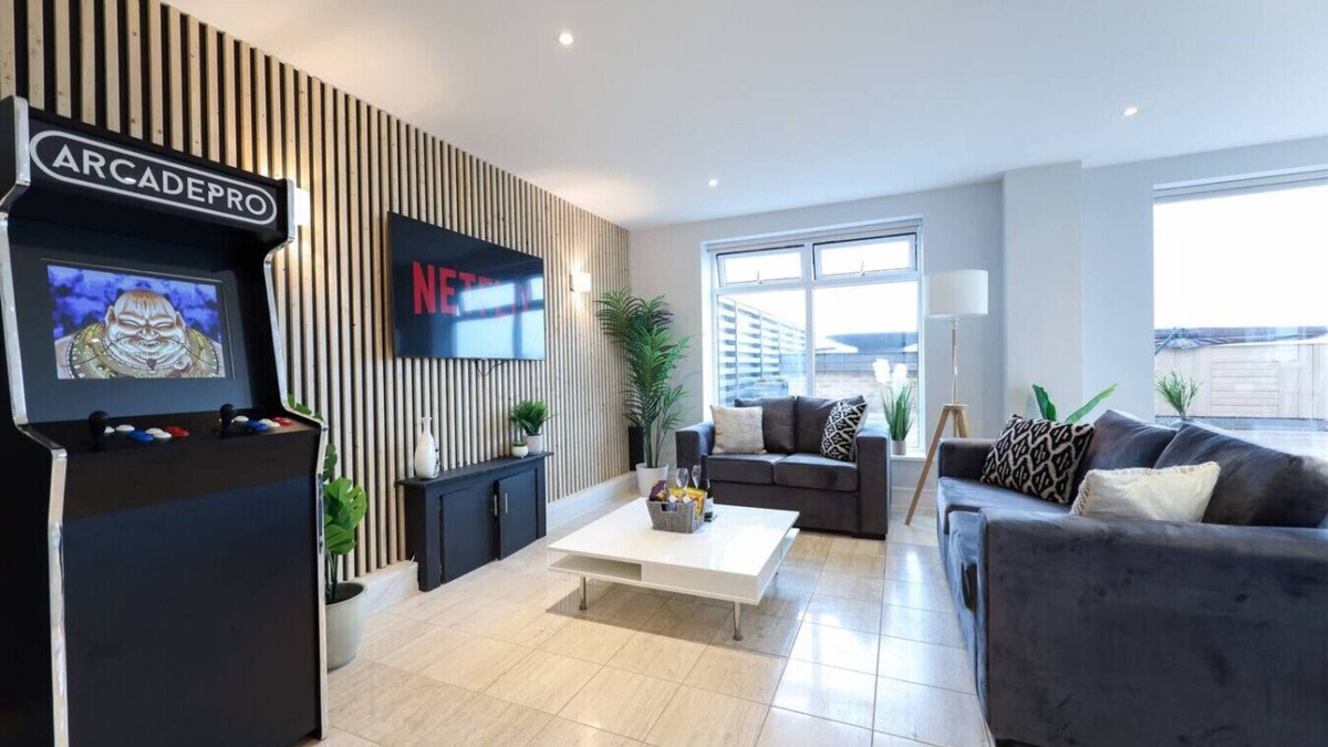 Cambridge Condo | Penthouse with Private Hot Tub | Cambridge Station