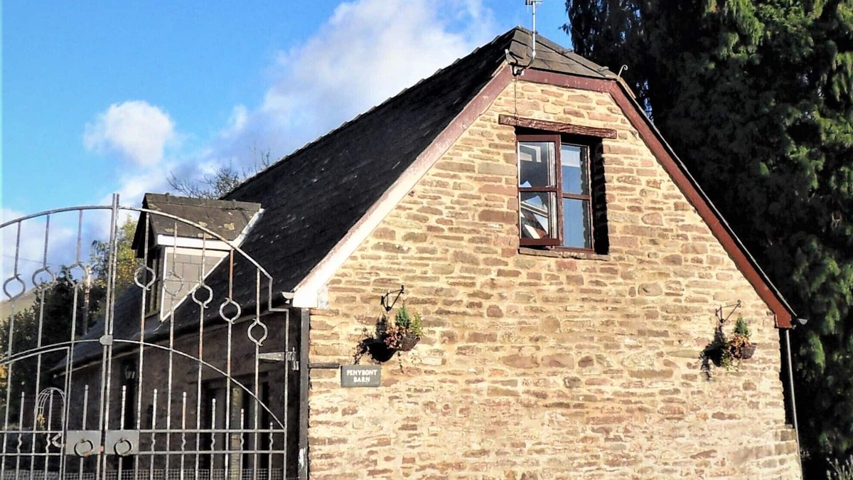 Llangorse House | Penybont Barn a cosy riverside barn conversion in Llangorse, the Brecon Beacons