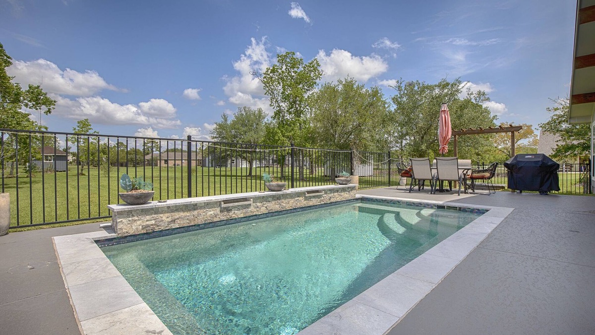 Dickinson House | Pepe's Place - Newer Home w/heated Spa Pool, close to Galveston Island & Houston