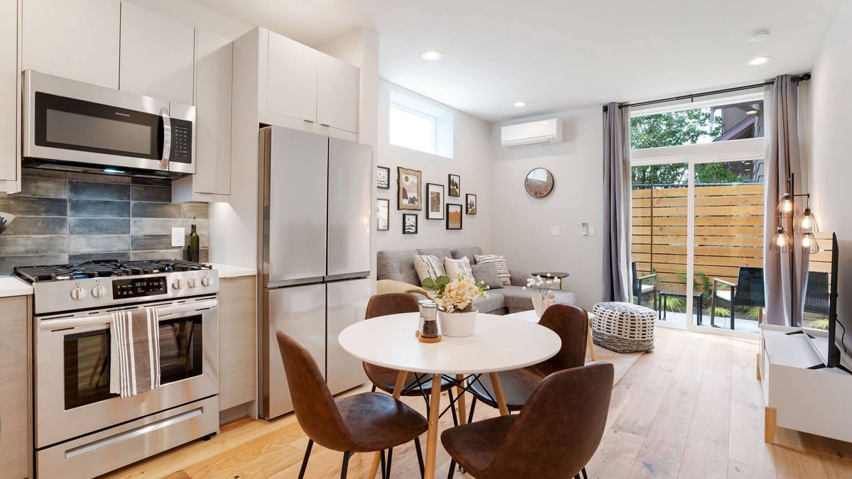 Wallingford House | Perch - Wallingford Place: Modern & Cozy Townhome w/Parking & A/C