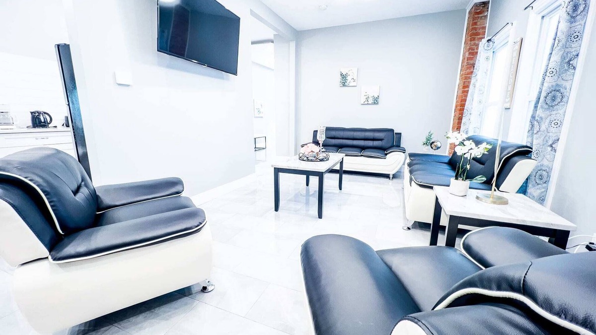 Downtown Niagara Falls House | Perfect 6BR Stay Near Falls & Attractions