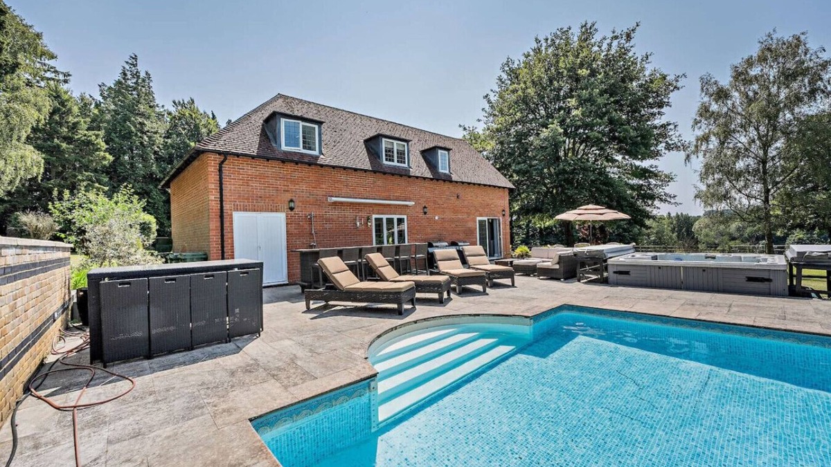 Maidstone House | Perfect Booking | Luxury Home With Pool & Gym