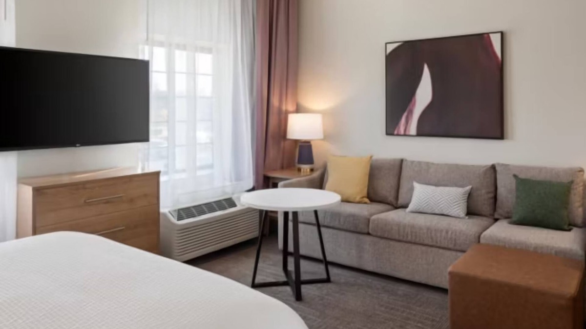 West Bloomington Hotel | Perfect Business Traveler Room with Complimentary Breakfast