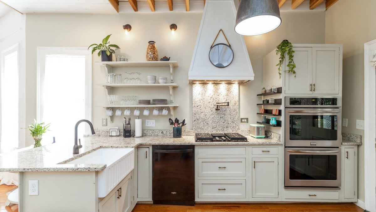 Wilmington House | Perfect Downtown Location/Unique Historic Charm/Modern Updates