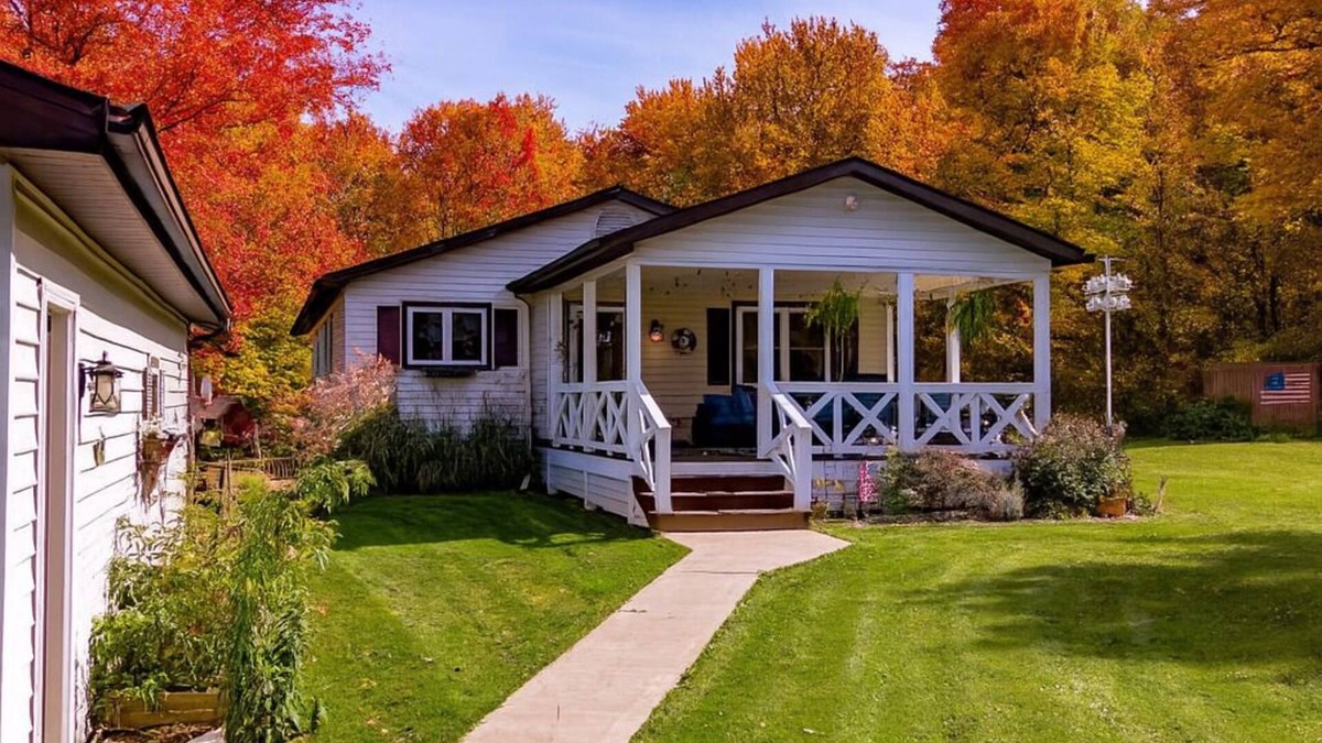 Chautauqua House | Perfect Fall getaway! Leaves, Wine Tasting, Fishing, Birding, Family Time!