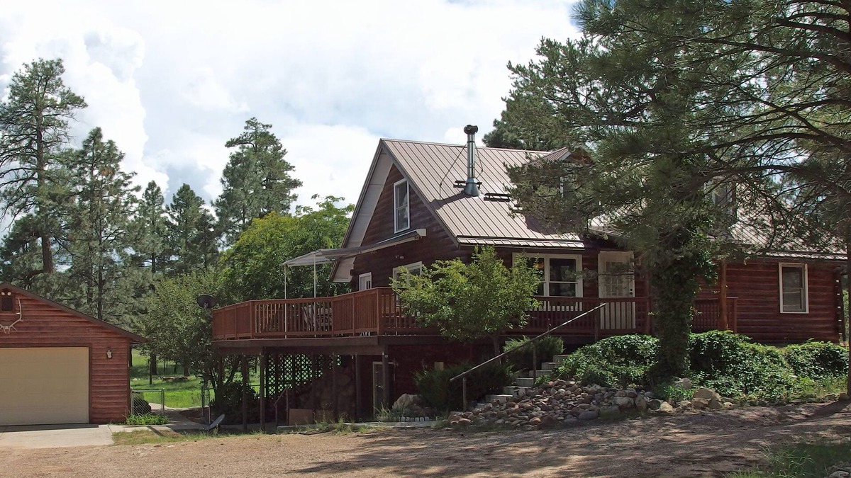 Overgaard Cabin | Perfect family cottage in Pines - 2 acre farm!