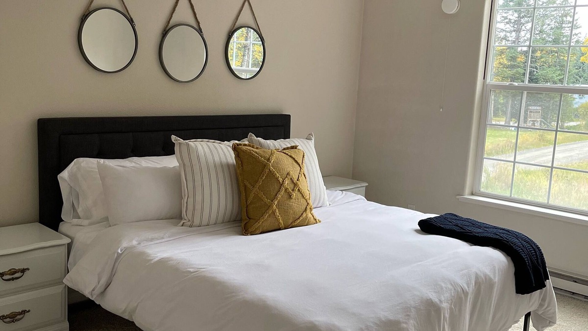 Homer House | Perfect Family VRBO! 3 Bedroom, Sleeps 8 CLOSE TO TOWN!