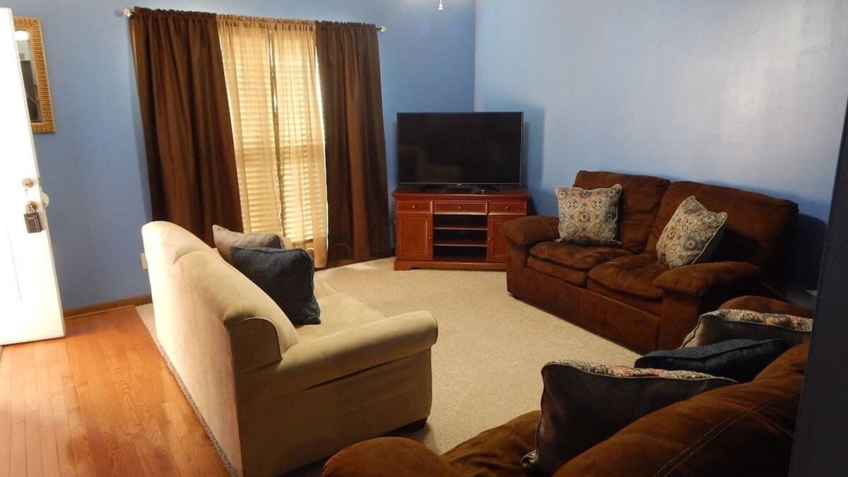 Fayetteville House | Perfect Fayetteville Stay-cation in Cozy 2-Bed, 2-Bath Townhome