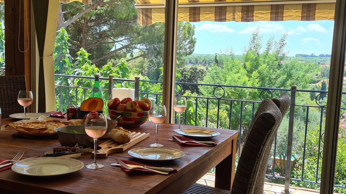 Servian House | Perfect for a couple - beautiful air conditioned bedroom, views, pool, garden