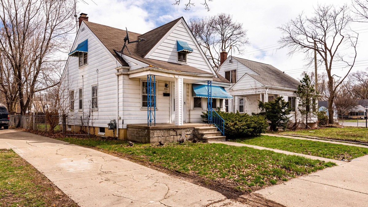 Detroit House | PERFECT FOR A LONG TIME STAY | 3 bdroom, sleeps 15 + dinning room