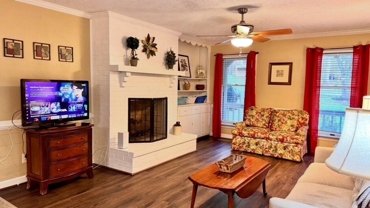 Bermuda House | Perfect for Extended Stays/Insurance/Fenced Yard/One Level/Pet Friendly
