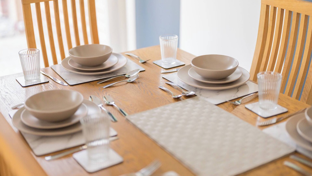 Wolverhampton House | Perfect for Families & Large Groups! Free Parking + Wifi