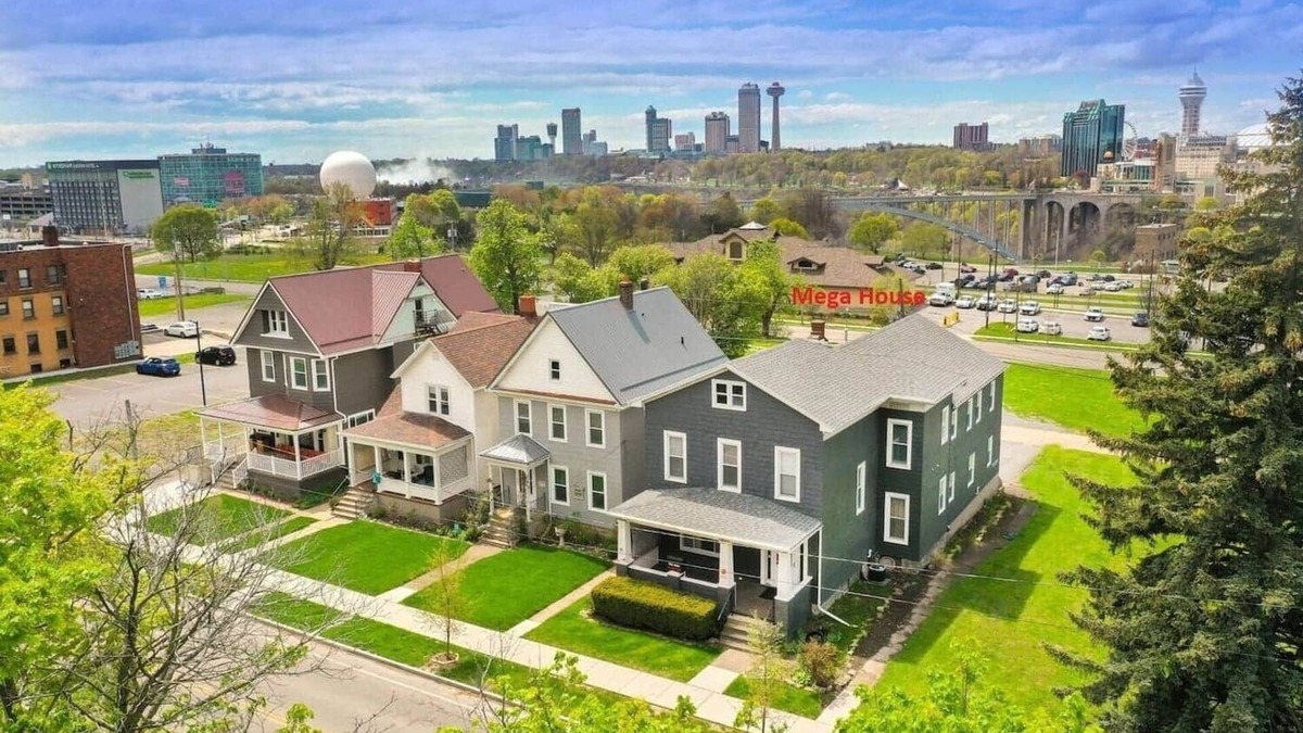 Downtown Niagara Falls House | Perfect for Groups | 10BR Sleeps 26 by Falls & Fun
