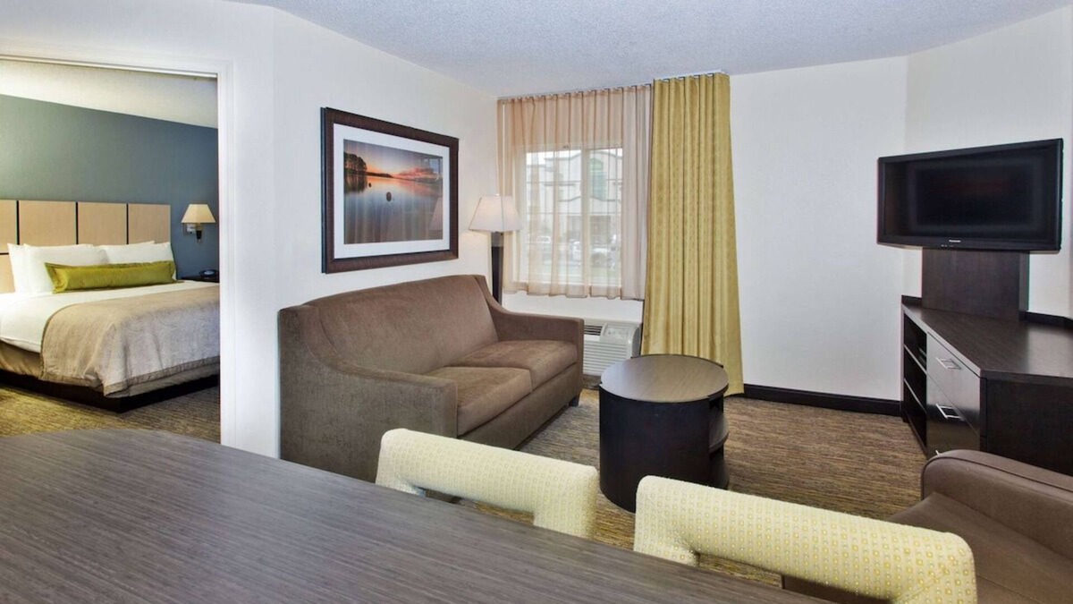 Horsham House | Perfect for Groups! 3 Pet-friendly Units, Kitchen, Free Parking