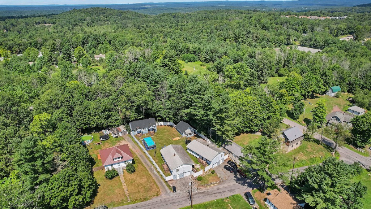 Monticello House | Perfect for Groups/Families! 5 Cabins, Pool, GameRoom & 30+ Beds at The Highland