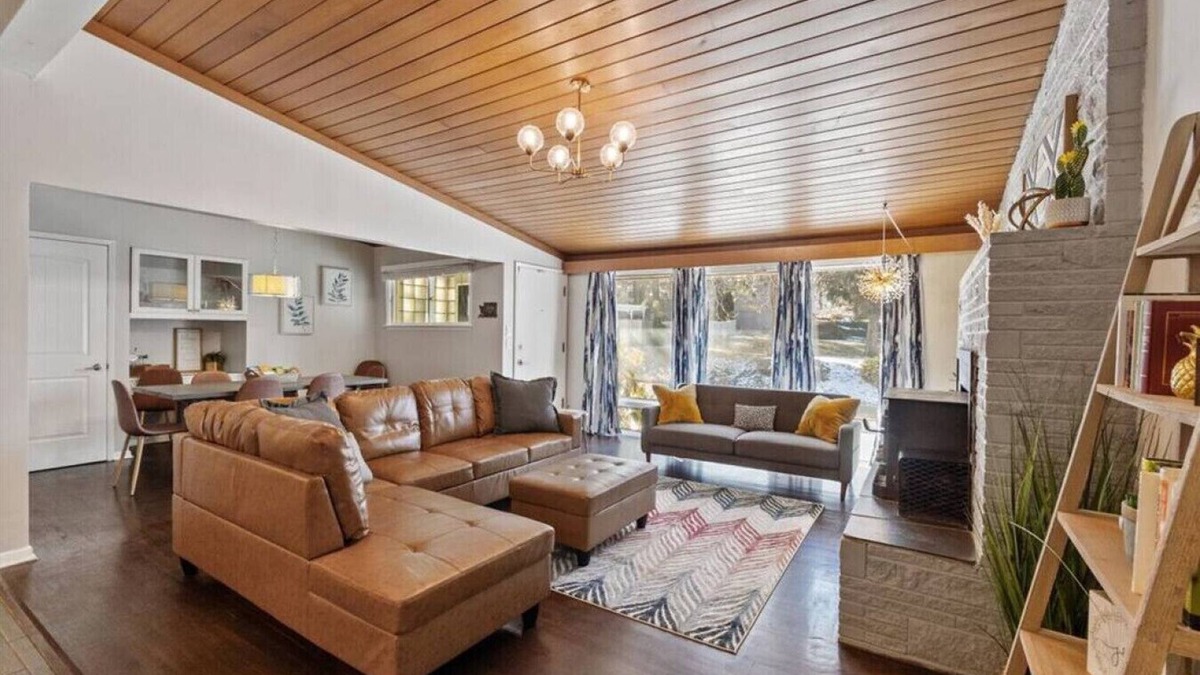 South Perry District Apartment | Perfect for groups-Theater & Arcade close to dwtn!