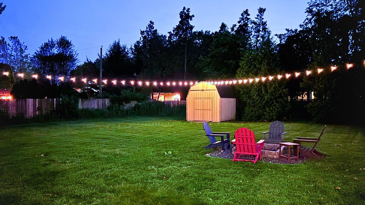 South Bend House | Perfect for Large Groups, Sleeps 14 w/11 Beds, Firepit, Huge Yard, Pet Friendly