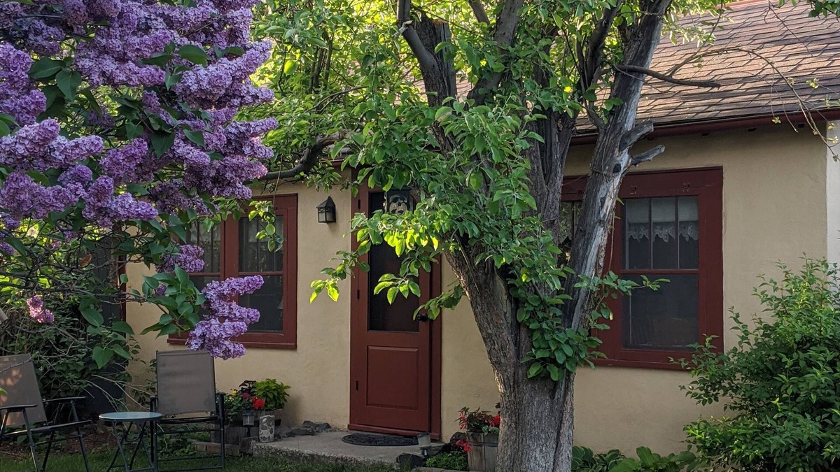 Gardiner Cottage | Perfect for two! Less than half mile from Yellowstone. 'Downtown' location.